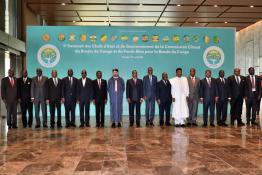 Image du Maroc Professionnelle de  Sa Majesté le Roi Mohammed VI pose pour une photo de famille avec les Chefs d’Etat et de gouvernement participant au sommet 1er Sommet des Chefs d'Etat et de gouvernement de la Commission Climat et du Fonds bleu du Bassin du Congo à Brazzaville, le dimanche 29 Avril 2018. (Photo/ SPPR) via Jalilbounhar.com 